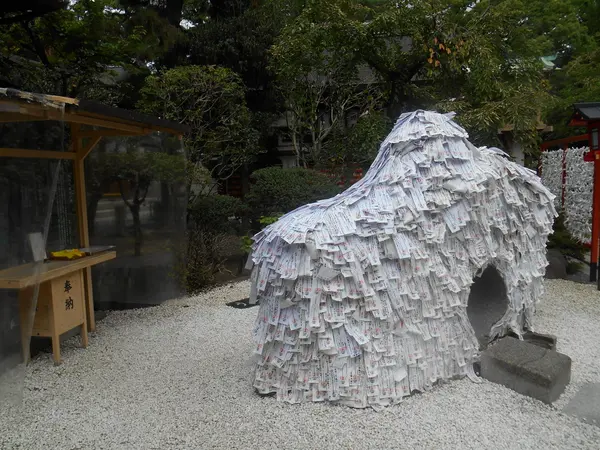 碑をくぐりながら願います