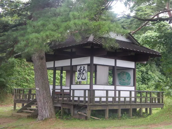 護摩堂の横のある休憩所
