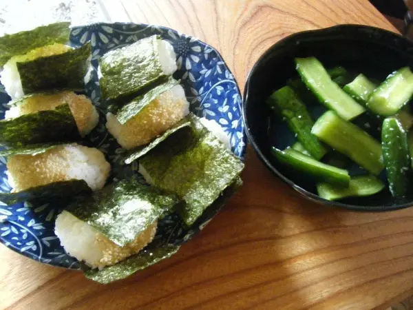 ばばちゃんの作るおにぎりときゅうりのお漬物