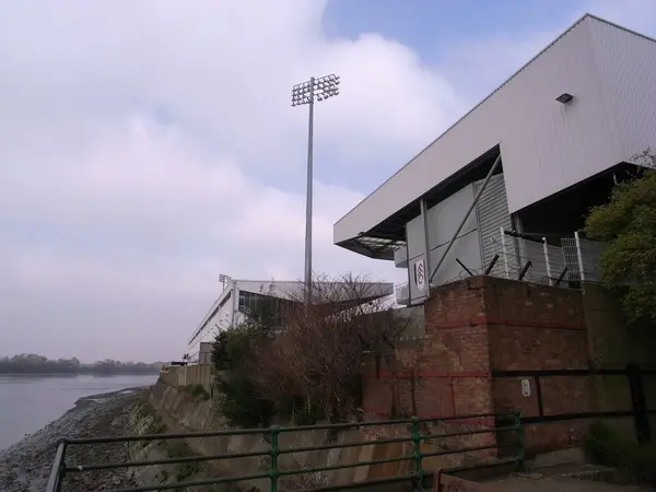 テムズ川沿い