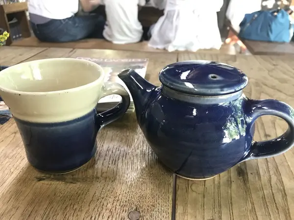 隣には無料でお茶などいただけるスペースが
