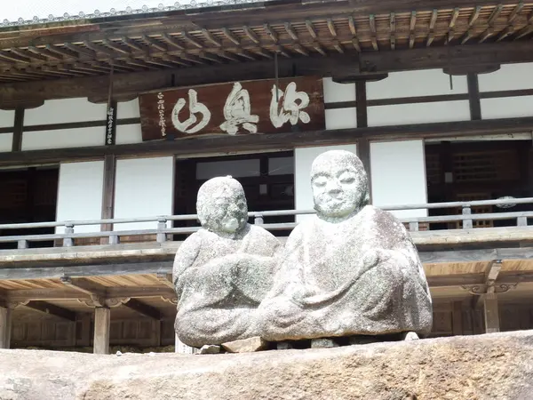 豪壮な大本堂