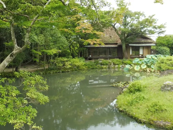 名園でクールダウン…?