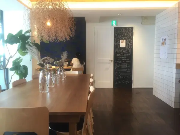 センスを感じる2階のカフェのインテリア
