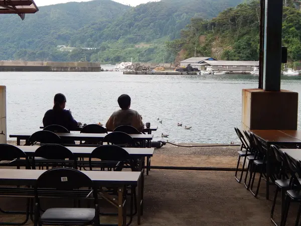 海を見つつ運ばれてくるのを待ちます