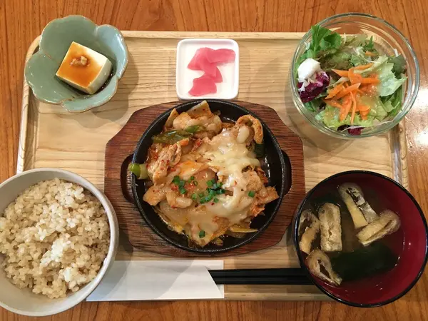 鉄板 豚キムチチーズ定食 ￥1,080