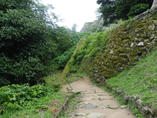 石垣が続く”黒門山道”