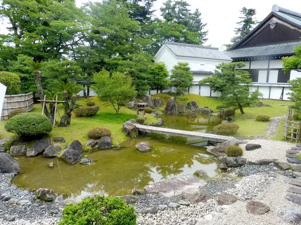復元された庭園