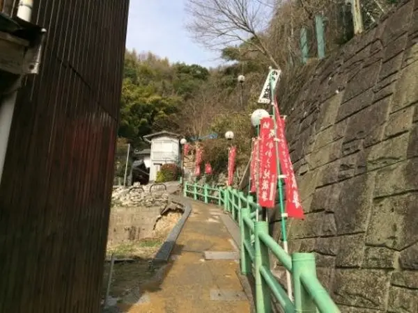 赤い幟を頼りに