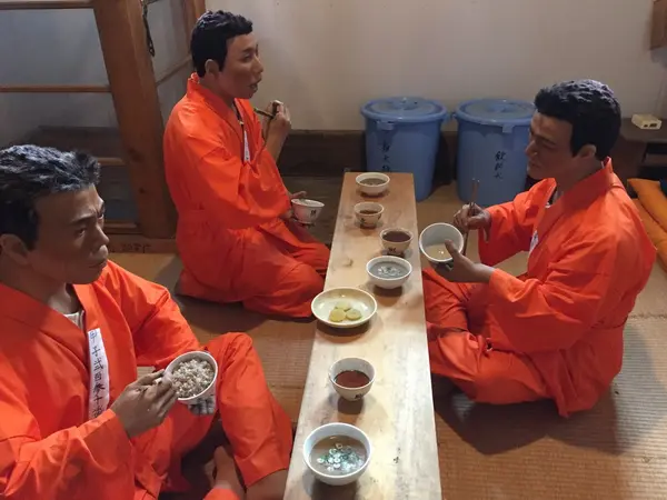 囚人たちの食事の様子