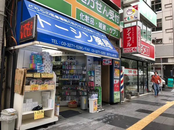 入り口は真ん中に見えていますよ！