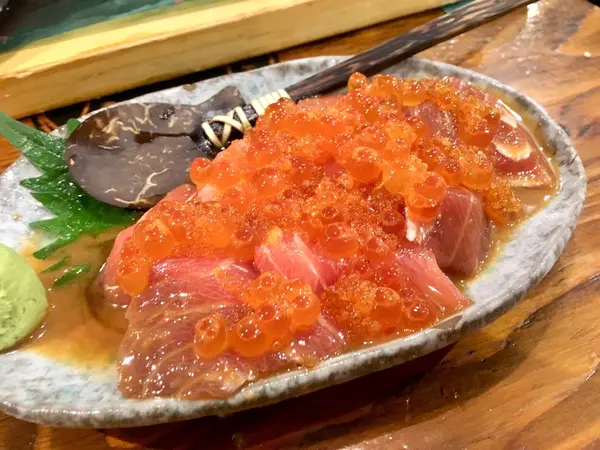 雲丹醤油で食べるマグロ