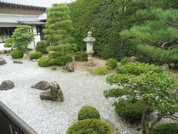 庭園と墓地にも注目を…！