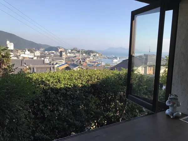 窓際カウンター席