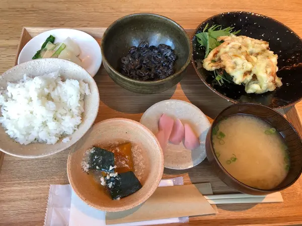 やさしいおばんざいの定食