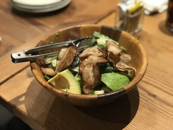 アボカドと自家製ベーコンのシーザーサラダ