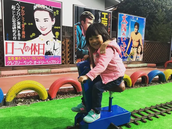 前にも後ろにも進む手回しトロッコ