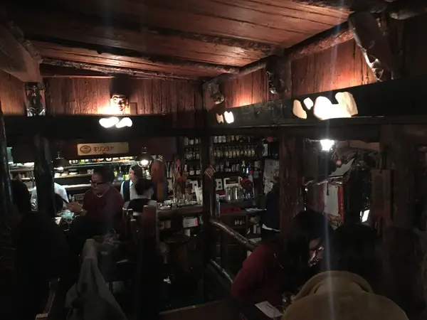 店内の雰囲気サンビャクテンマンテン。