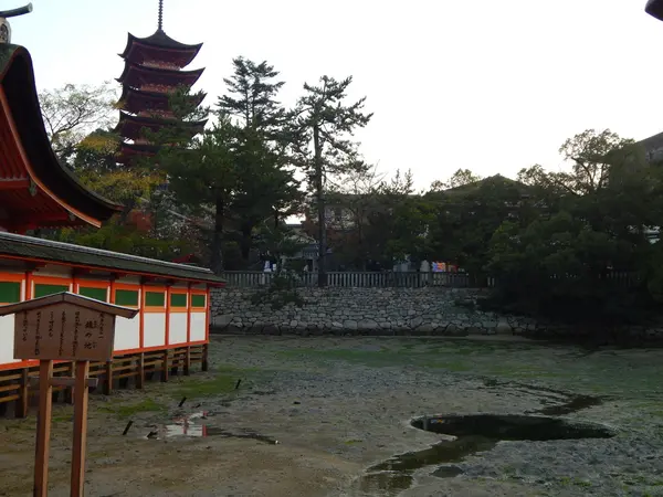 干潮時のみ出現！「鏡の池」