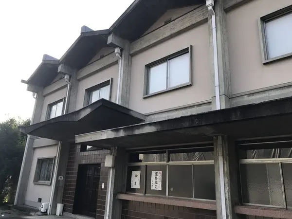 この建物の二階がお寺だそう。