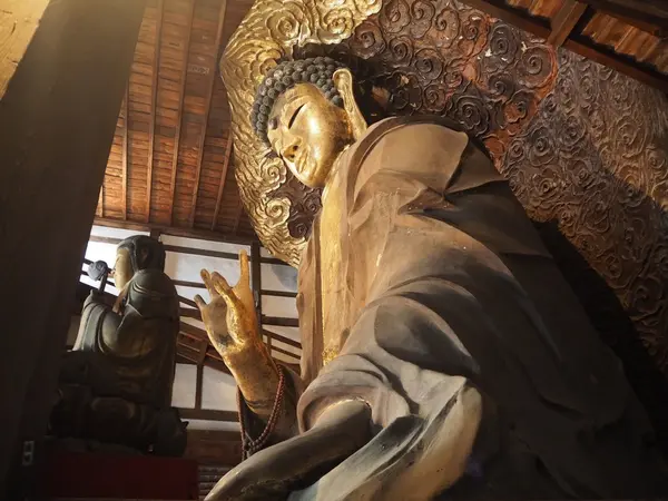 大仏様を見上げて