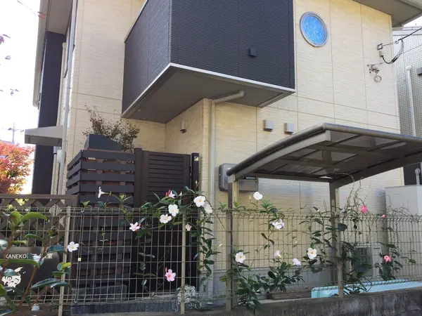 小道に沿って 家々が 建ち並ぶ！