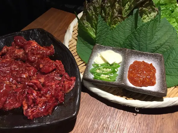 ハラミとチシャ&ゴマの葉っぱ