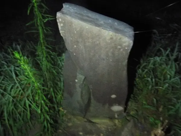 首塚の石