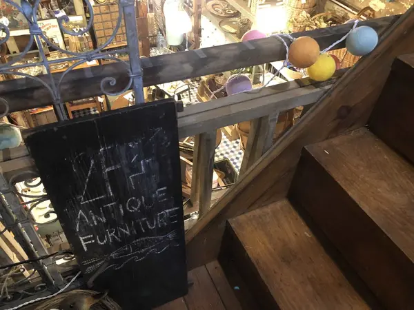 2階はアンティーク家具