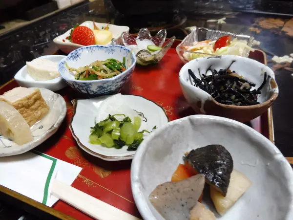 小皿の並ぶ賑やかなランチです