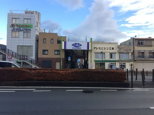 このアーケードを入ってスグです。