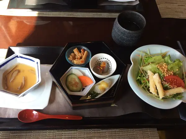 小鉢とサラダ 茶碗蒸しの前菜
