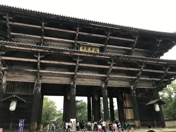 大きな門から入ります