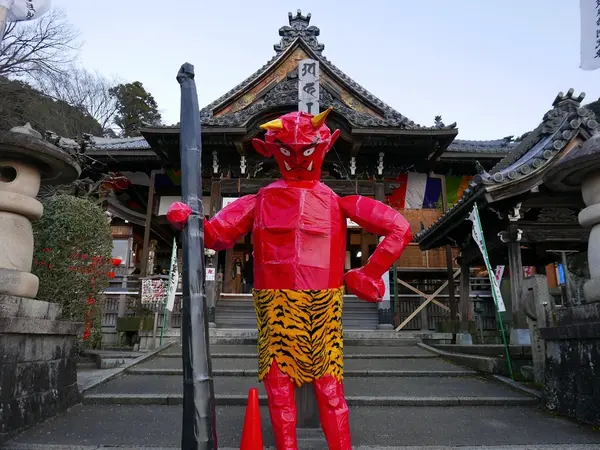 参道正面に鬼が立ちます