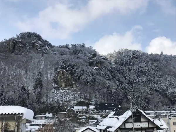 遠くに見えるのが立石寺です
