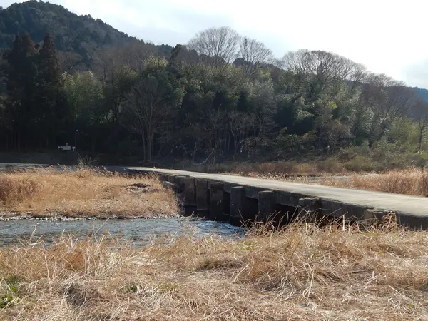 参道の「恋路橋」を渡って…