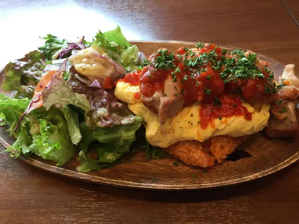 オムライスは卵フワフワでチキンも贅沢に乗ってます！