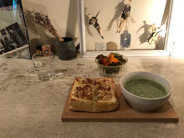 スープもしっかり！食パン美味しい🍞