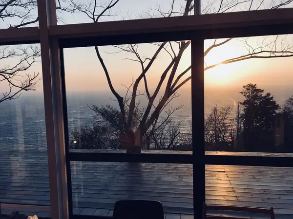 陽が落ちる。