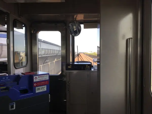 電車内前方