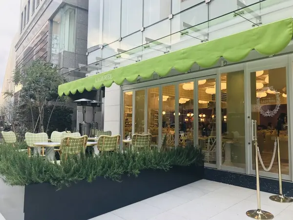 暖かい日は外でティータイムも☀️