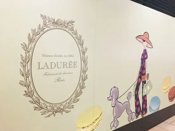 表参道の駅中はラデュレの宣伝でかわいかった❤️