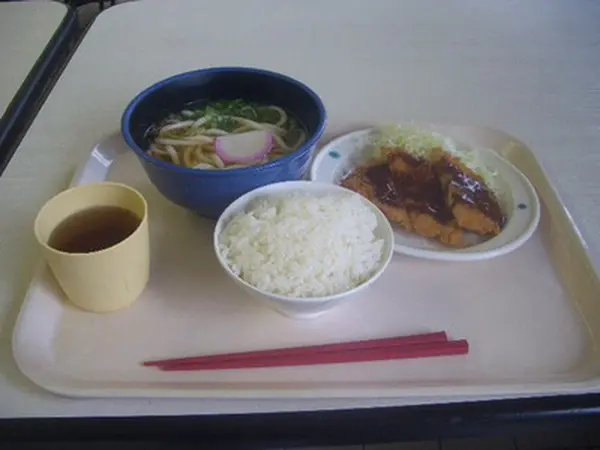 学生気分を満喫。学生食堂でくつろぐ。