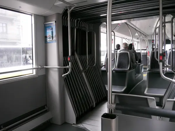 バスまたは列車で
