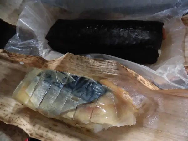 バッテラと巻き寿司を味わう