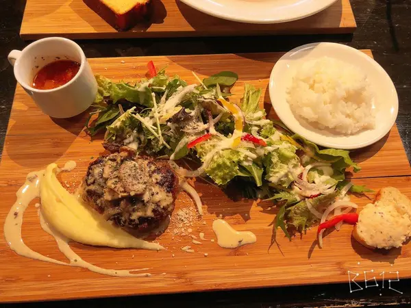 きのこと牛ひき肉のクリームハンバーグ