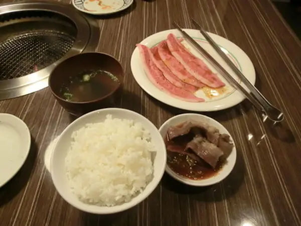 焼肉を味わう