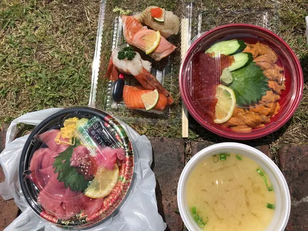海を眺めながら、お寿司(*'▽'*)