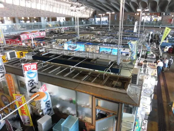 市場内の雰囲気を２階から