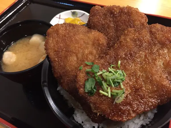 名物「はみだしカツ丼」も食べられるお食事処「美咲」